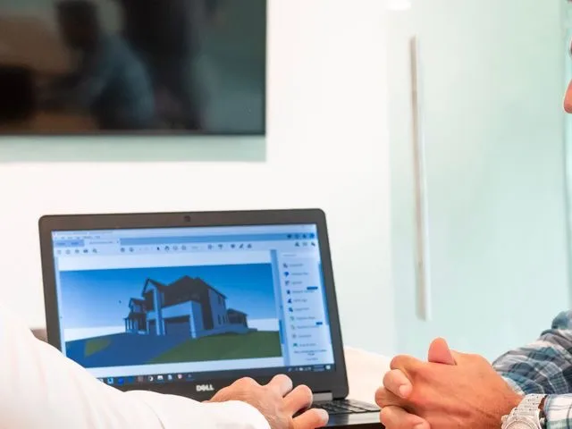 3D látványterv bemutatása a megrendelőnek laptopon